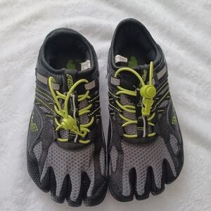 Fila size 7 Skele-Toes Running Shoes Gray